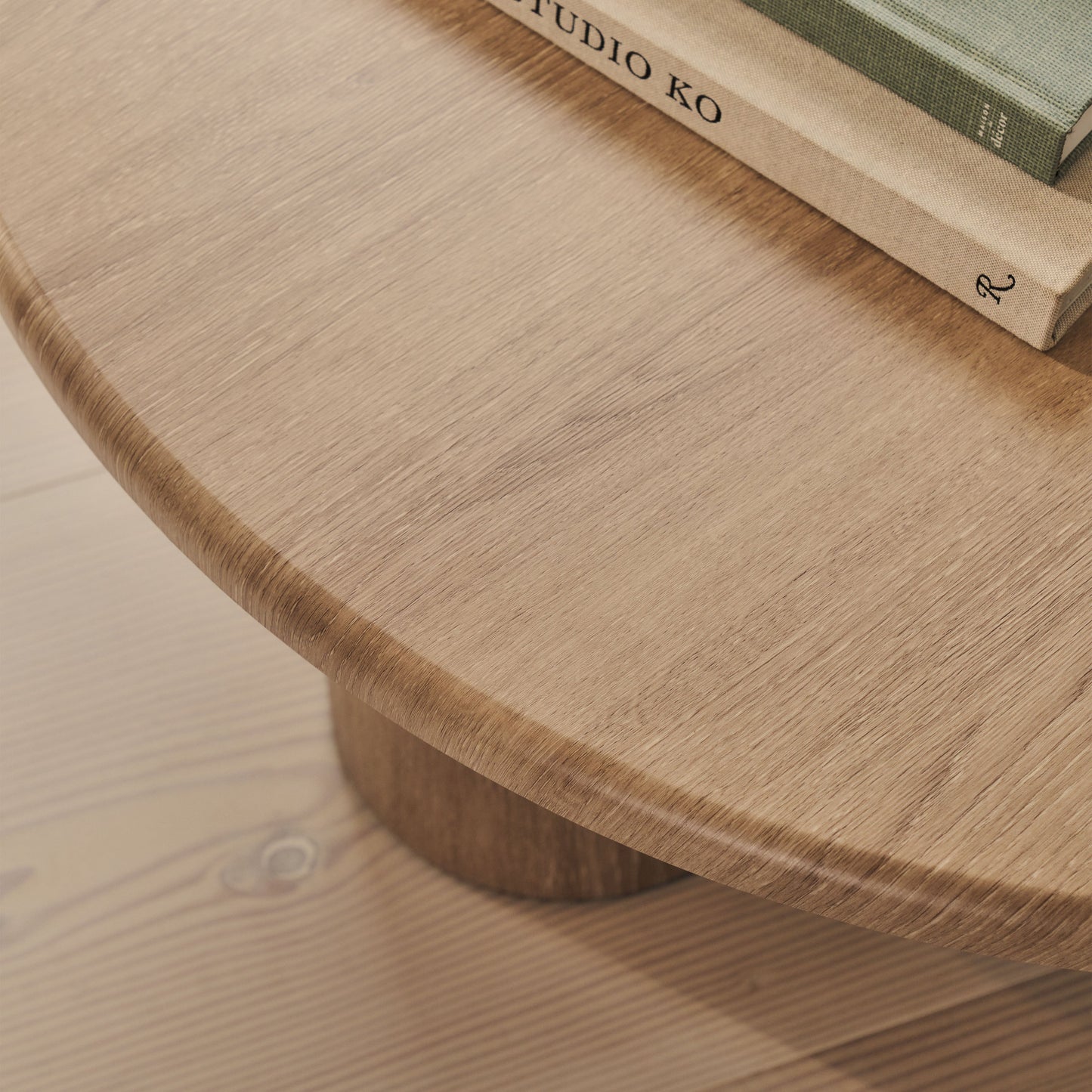 Alina - Grande table basse ronde en bois lavé