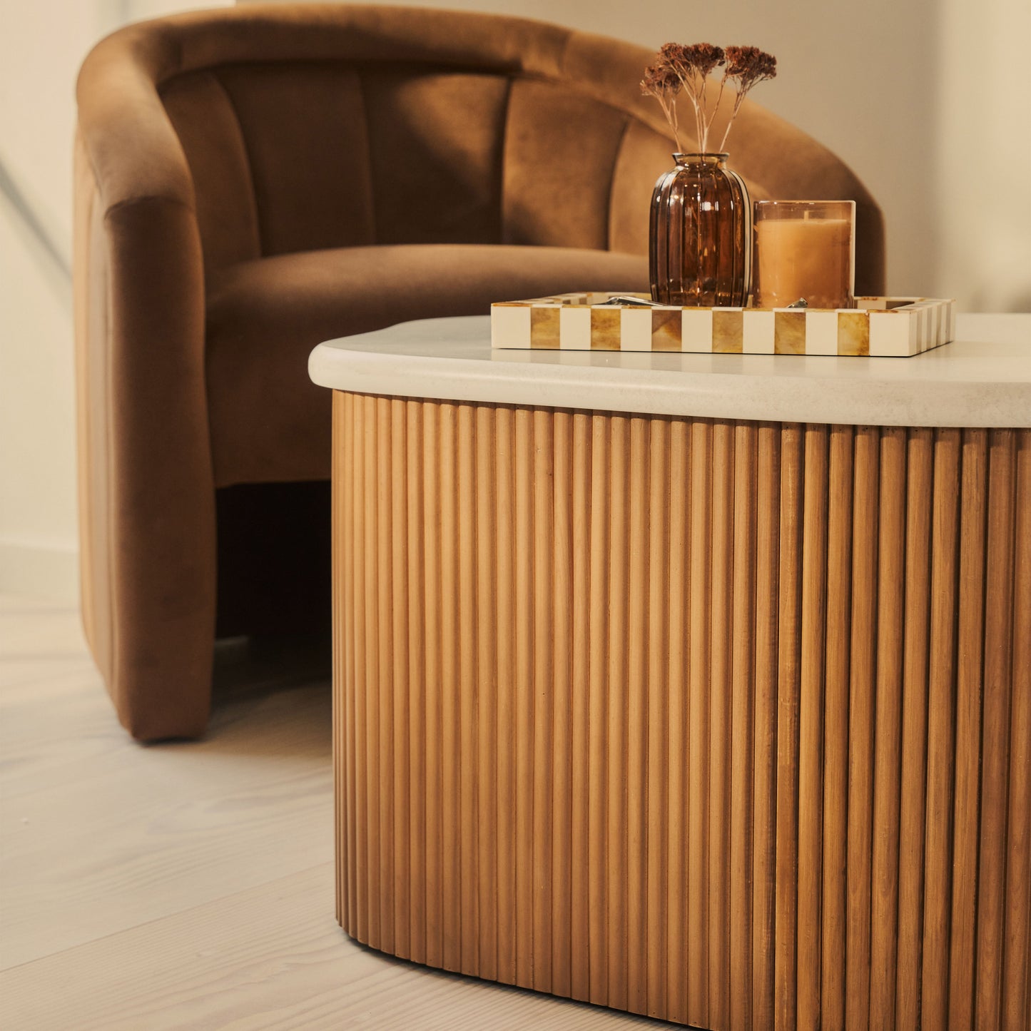 Cove - Table basse irrégulière à nervures en bois chaud