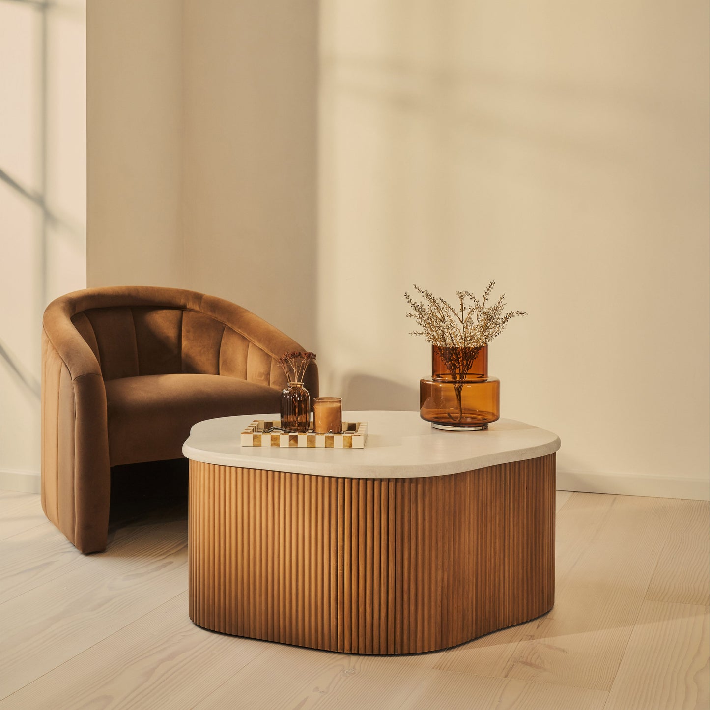 Cove - Table basse irrégulière à nervures en bois chaud