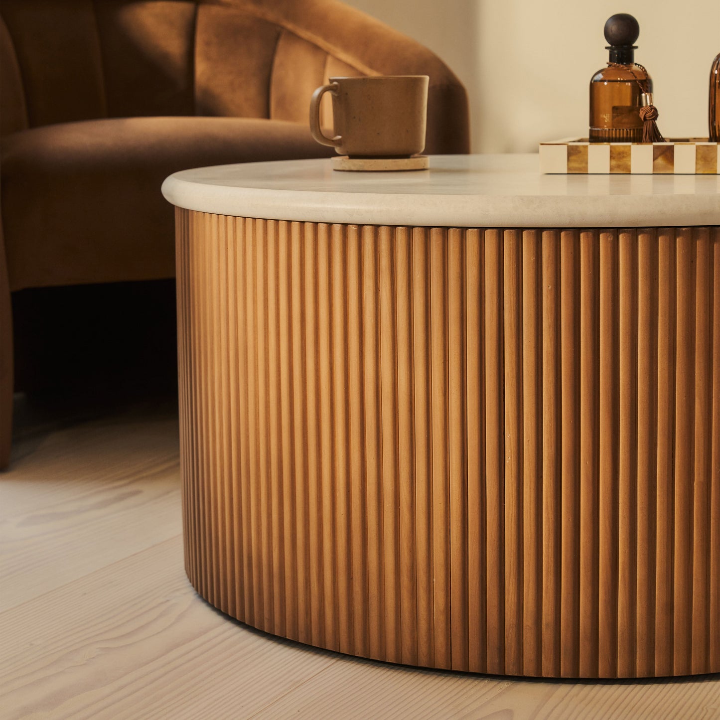 Cove - Table Basse Ronde Cannelée Bois Chaud