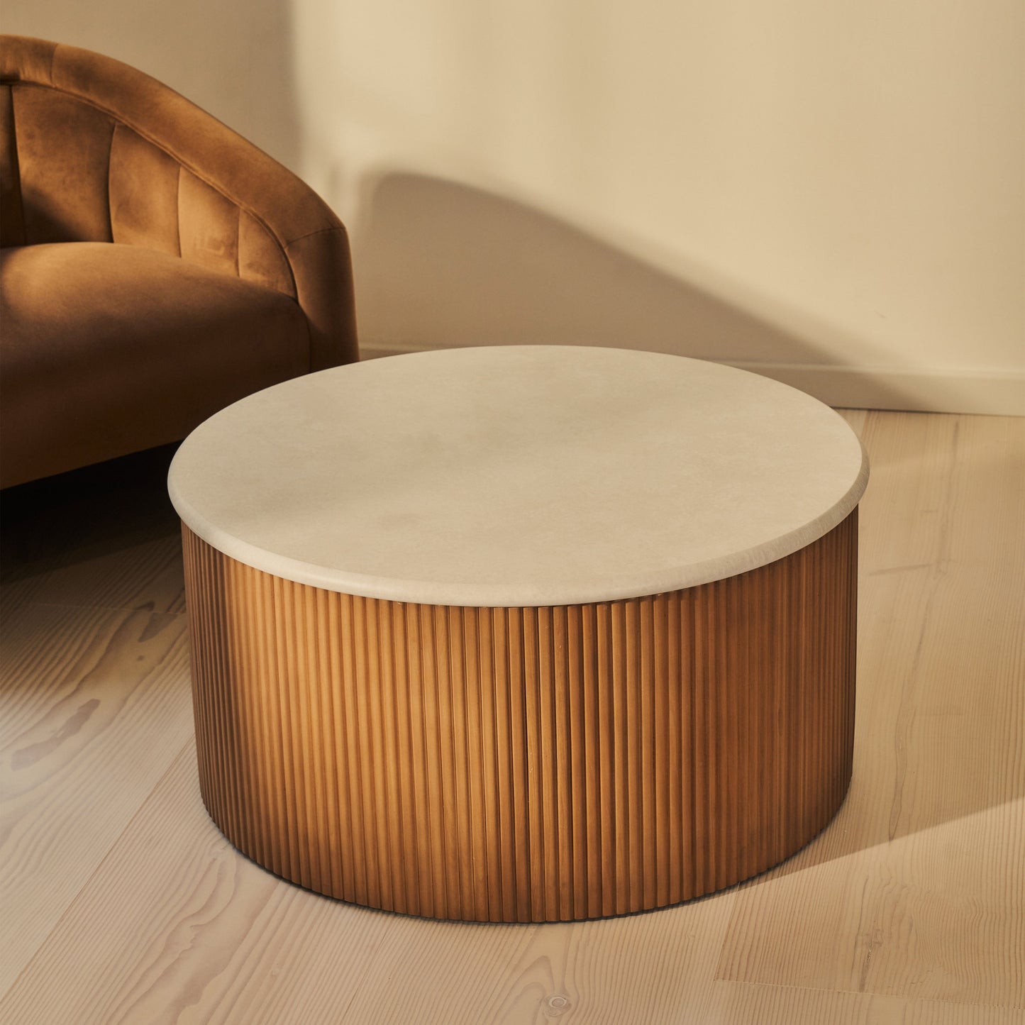 Cove - Table Basse Ronde Cannelée Bois Chaud