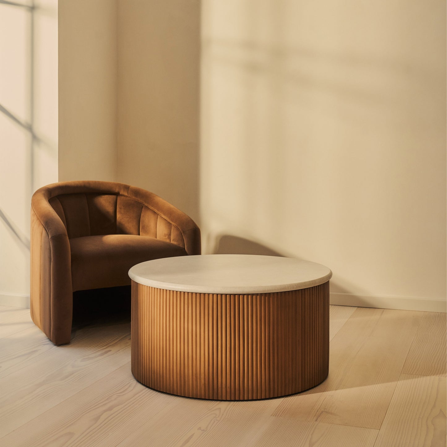 Cove - Table Basse Ronde Cannelée Bois Chaud