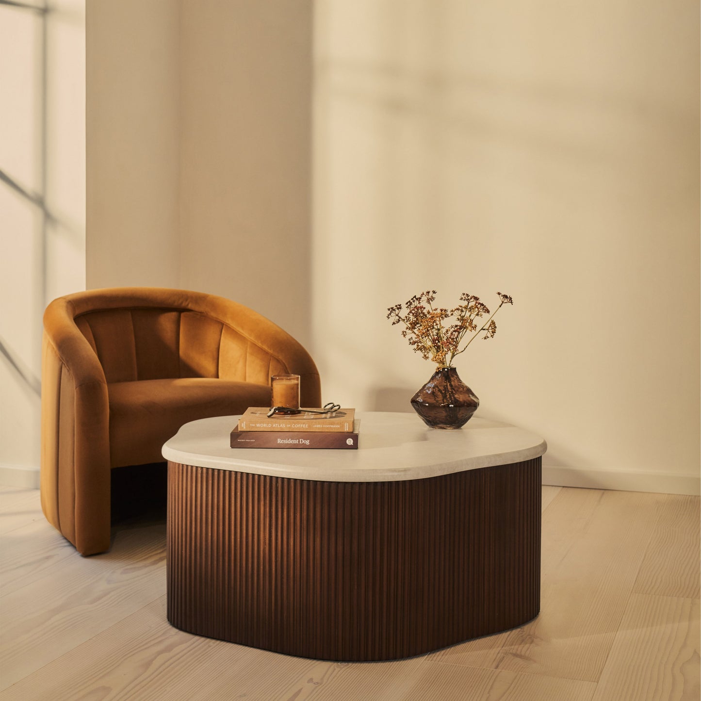 Cove - Table basse irrégulière nervurée en bois foncé