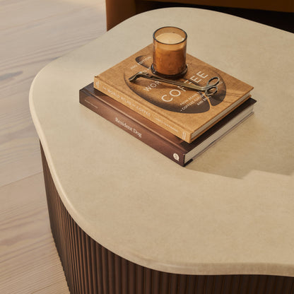 Cove - Table basse irrégulière nervurée en bois foncé