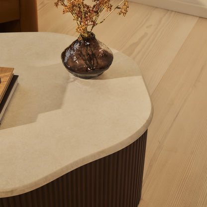 Cove - Table basse irrégulière nervurée en bois foncé