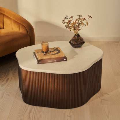 Cove - Table basse irrégulière nervurée en bois foncé