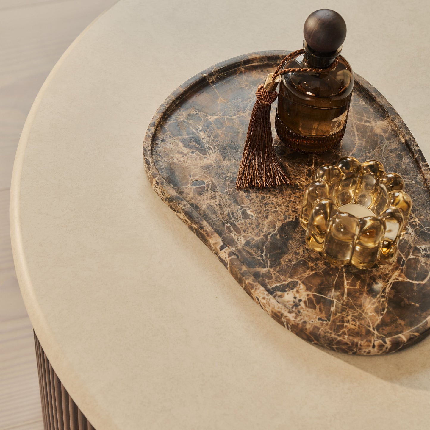 Cove - Table basse ronde nervurée en bois foncé
