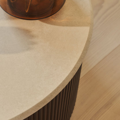 Cove - Table basse ronde nervurée en bois foncé