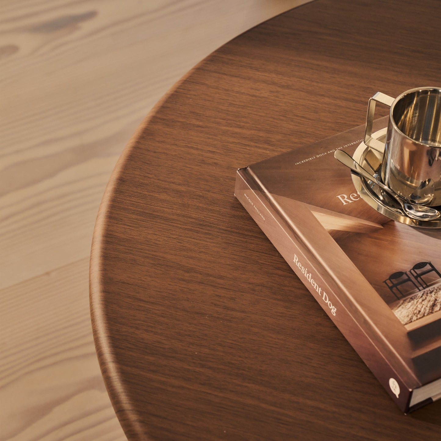 Alina - Grande table basse ronde en bois foncé