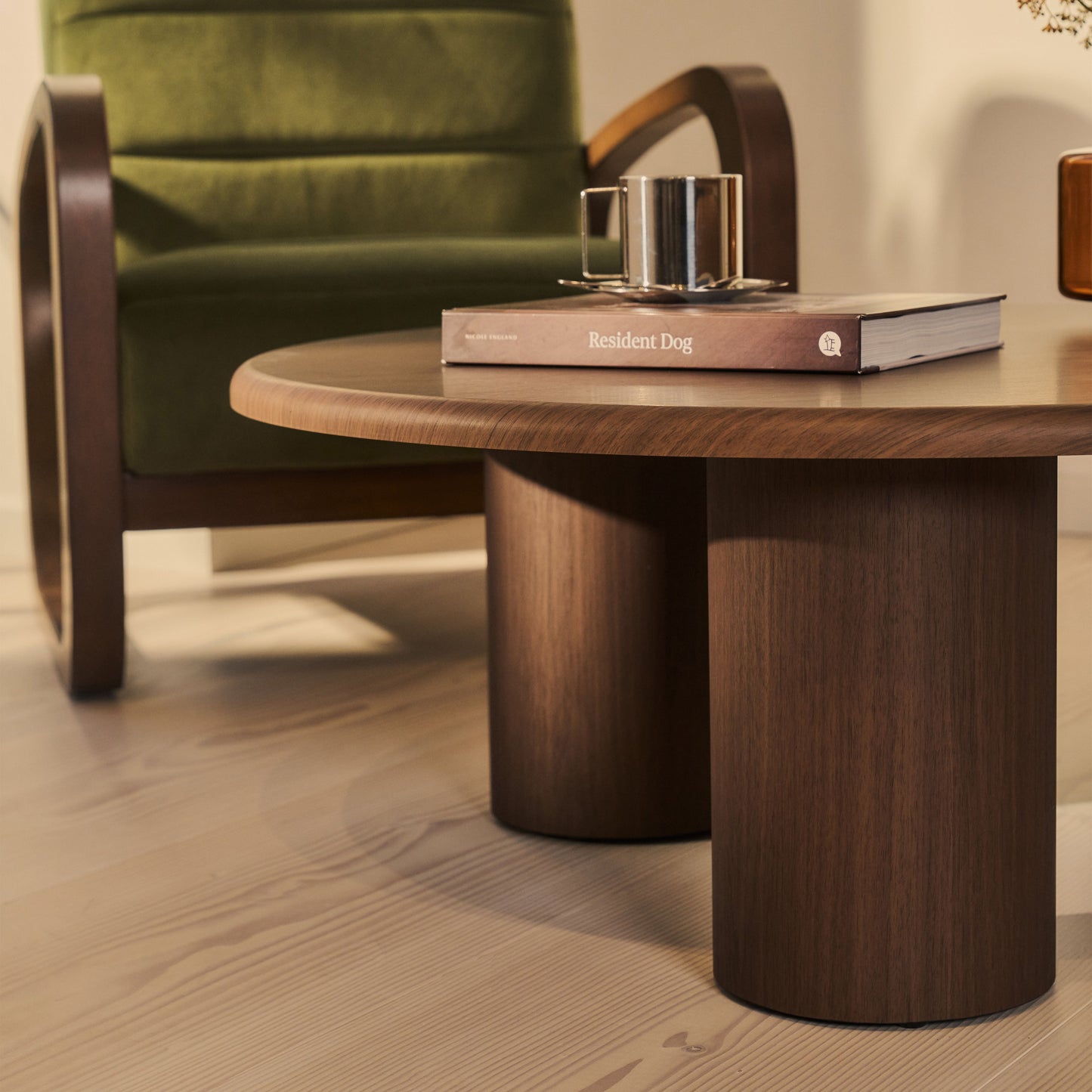 Alina - Grande table basse ronde en bois foncé