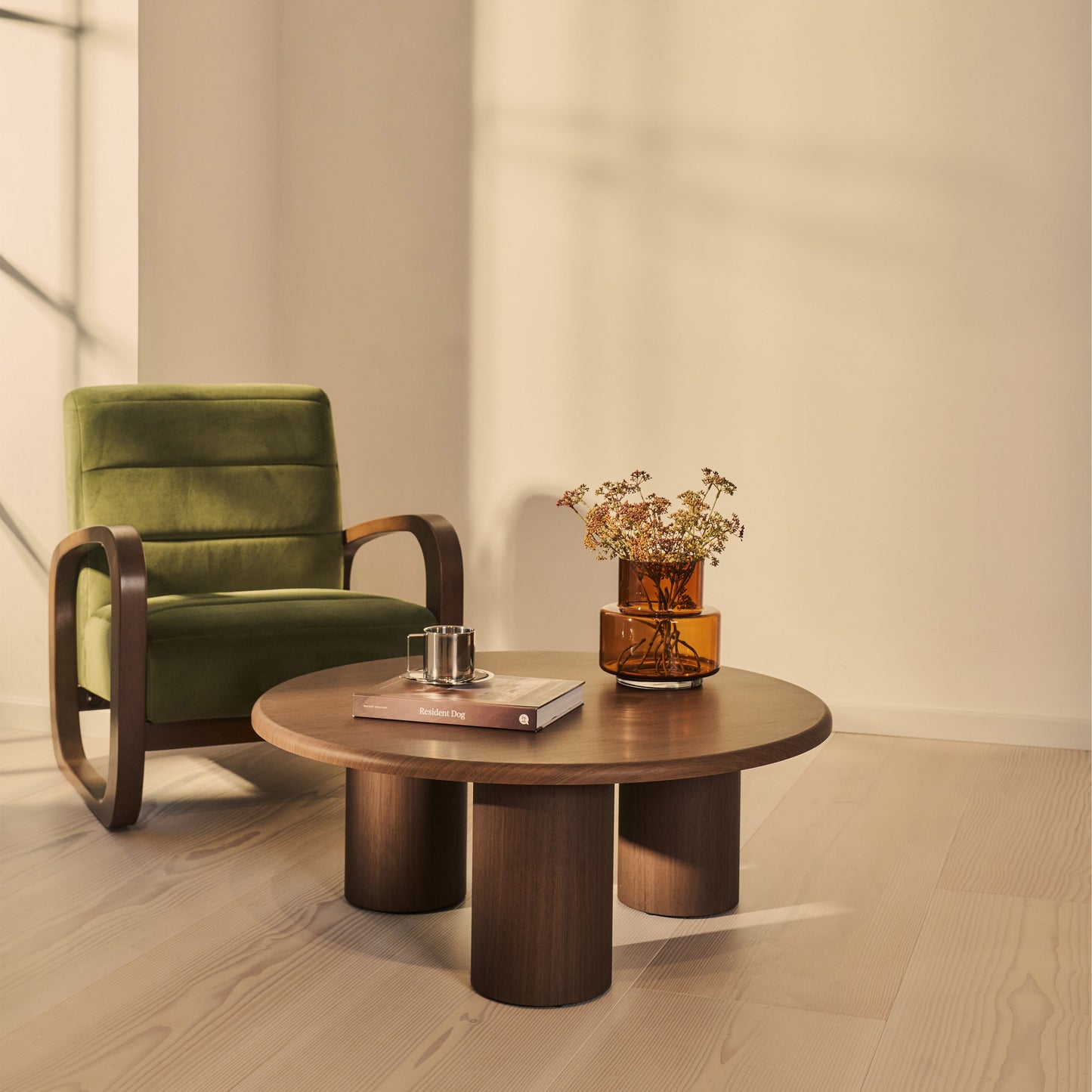 Alina - Grande table basse ronde en bois foncé
