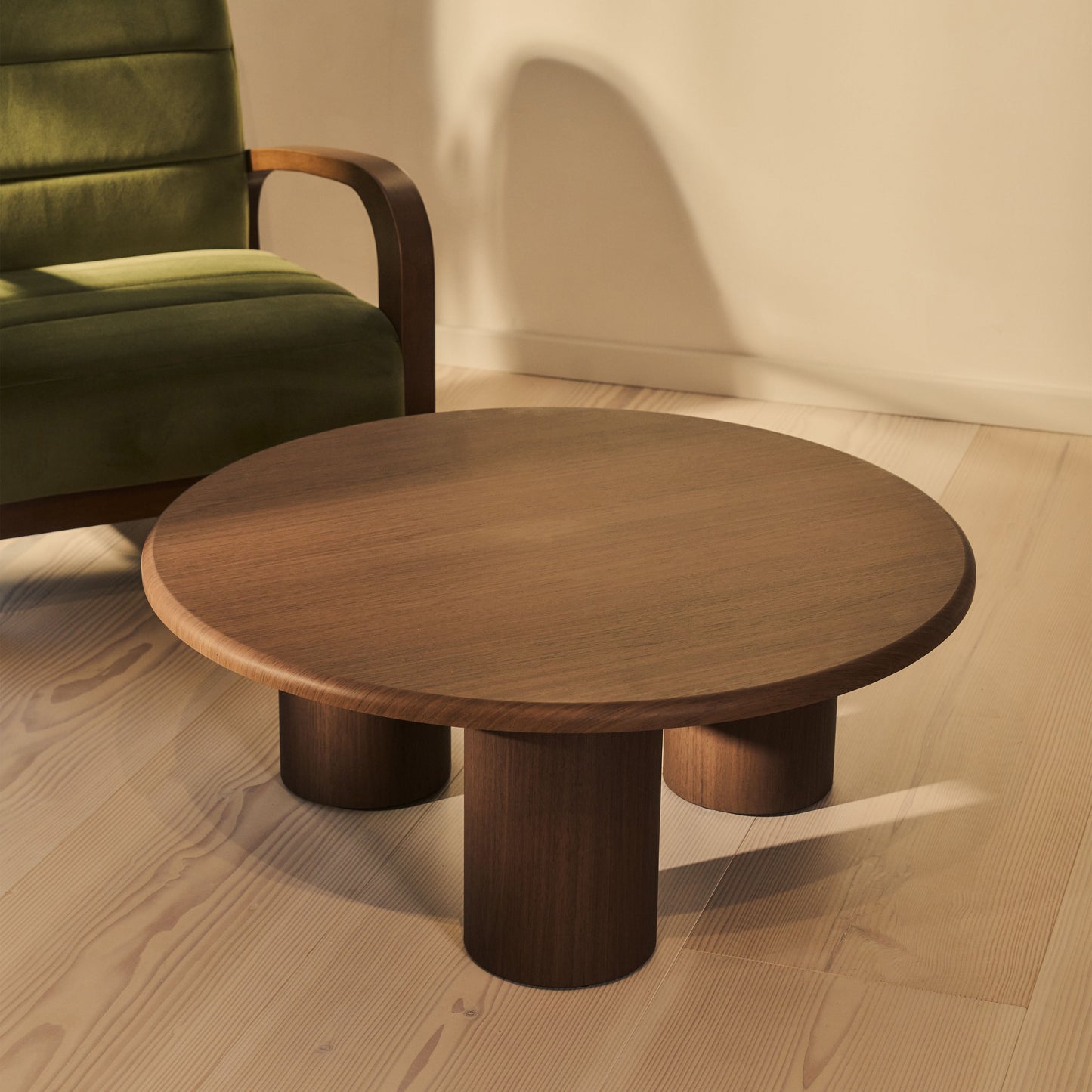 Alina - Grande table basse ronde en bois foncé