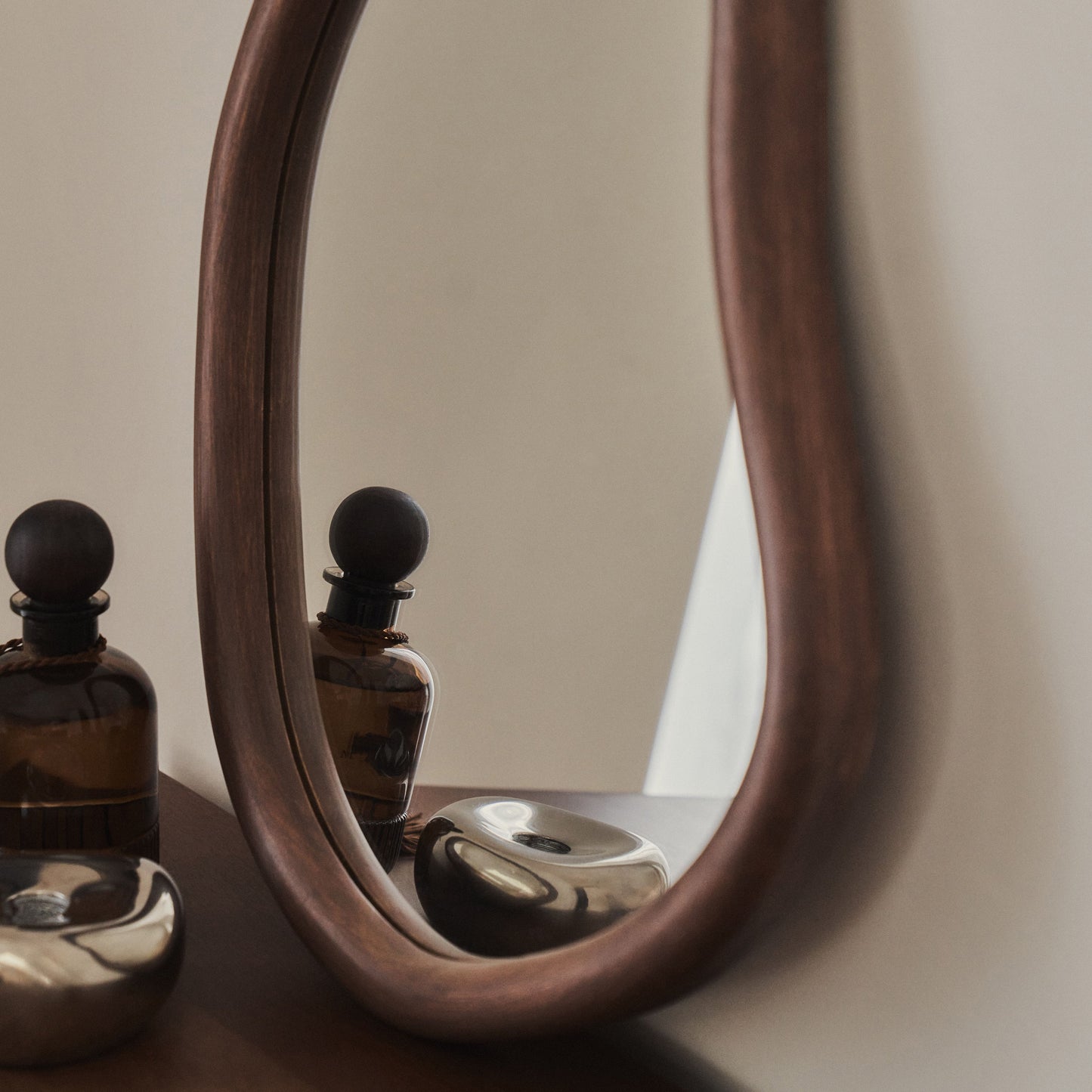 Aaliyah - Miroir mural irrégulier en bois foncé 42 cm x 35 cm