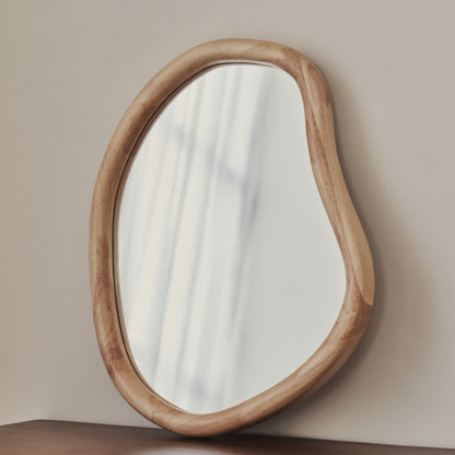 Aaliyah - Miroir mural irrégulier en bois clair 42 cm x 35 cm