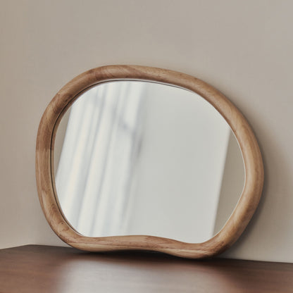Aaliyah - Miroir mural irrégulier en bois clair 42 cm x 35 cm