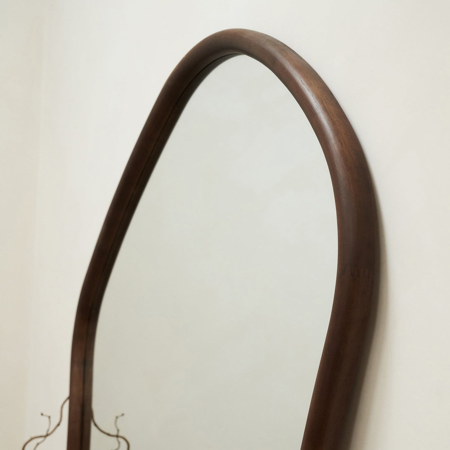 Aaliyah - Miroir irrégulier extra grand pleine longueur en bois foncé 180cm x 110cm