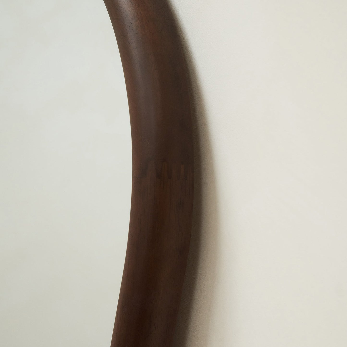 Aaliyah - Miroir irrégulier extra grand pleine longueur en bois foncé 180cm x 110cm
