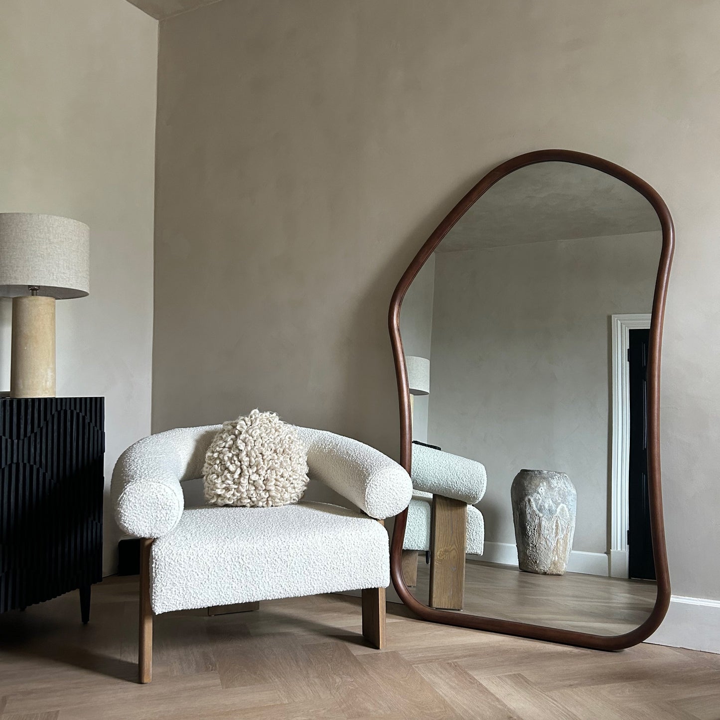 Aaliyah - Miroir irrégulier extra grand pleine longueur en bois foncé 180cm x 110cm