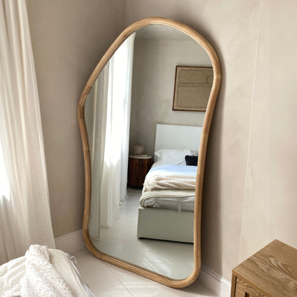 Aaliyah - Miroir irrégulier extra grand pleine longueur en bois clair 180 cm x 110 cm