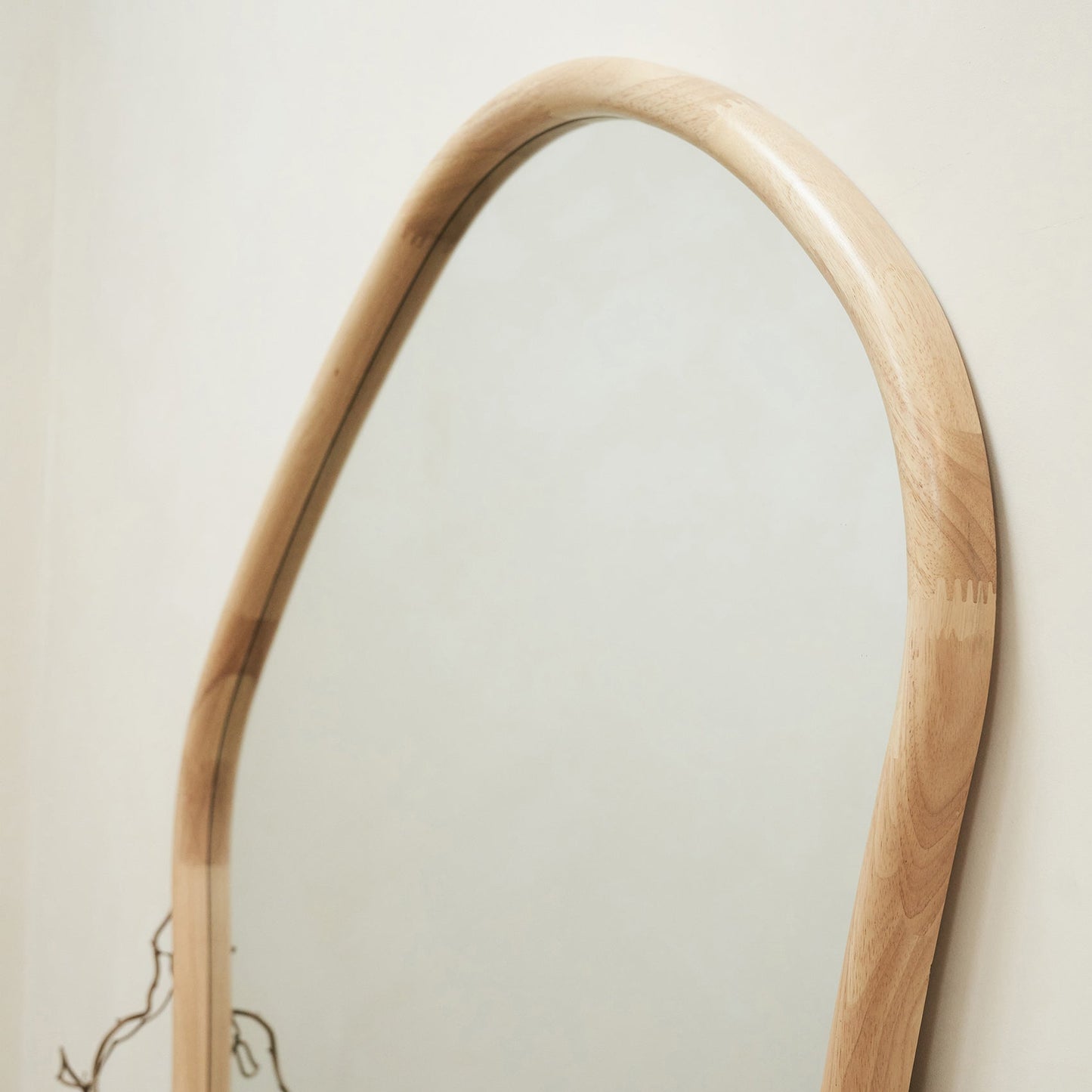 Aaliyah - Miroir irrégulier extra grand pleine longueur en bois clair 180 cm x 110 cm