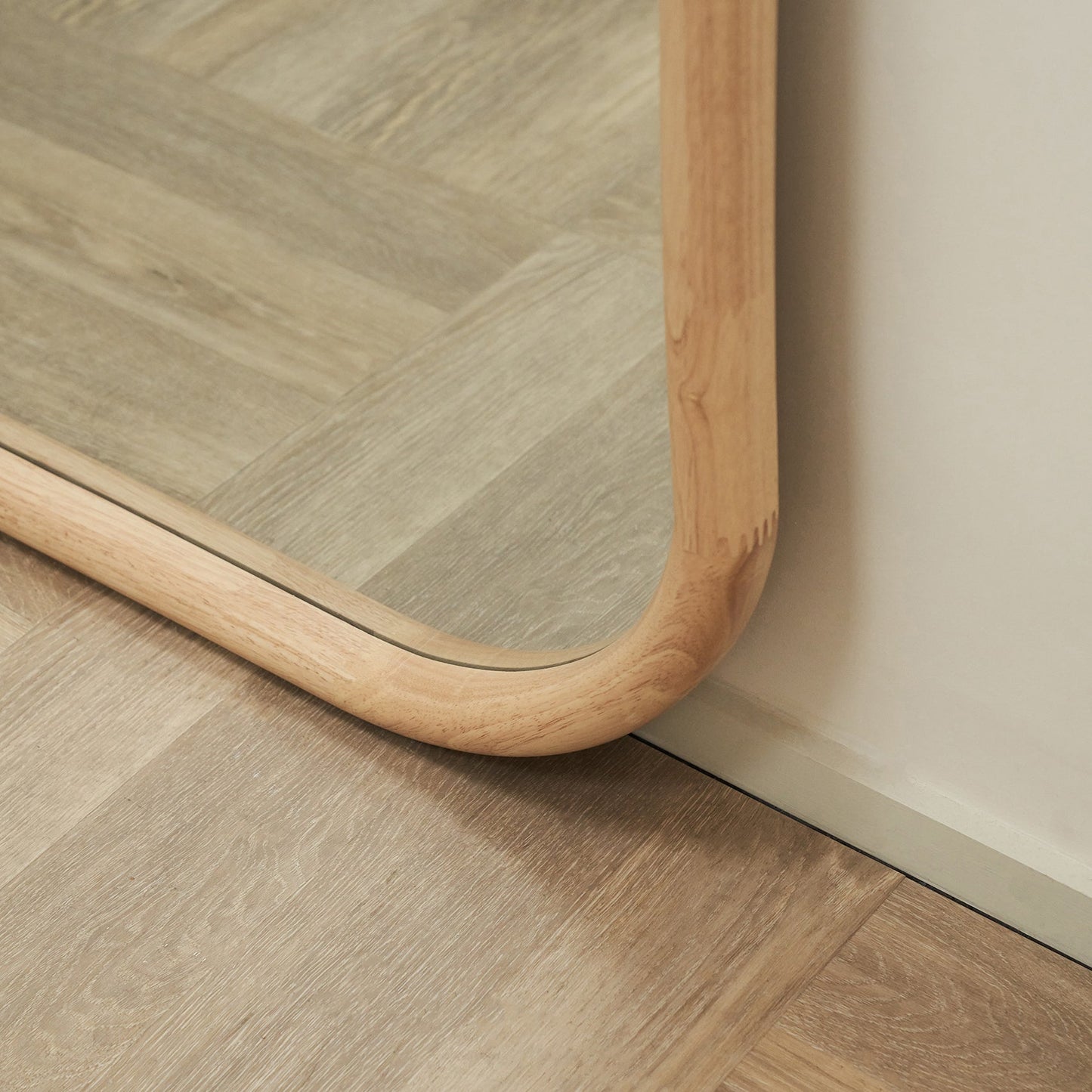 Aaliyah - Miroir irrégulier extra grand pleine longueur en bois clair 180 cm x 110 cm