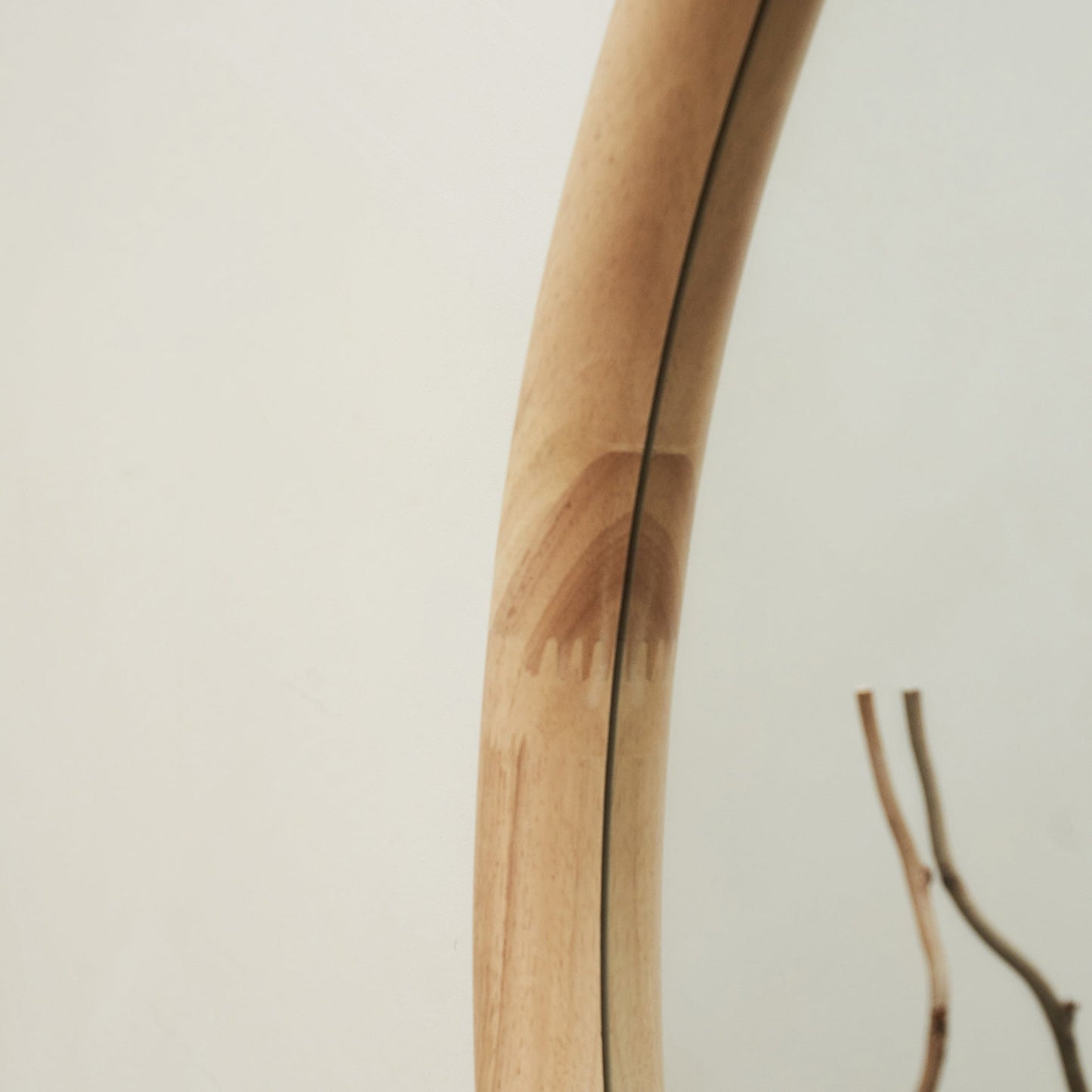 Aaliyah - Miroir irrégulier pleine longueur en bois clair 180 cm x 80 cm