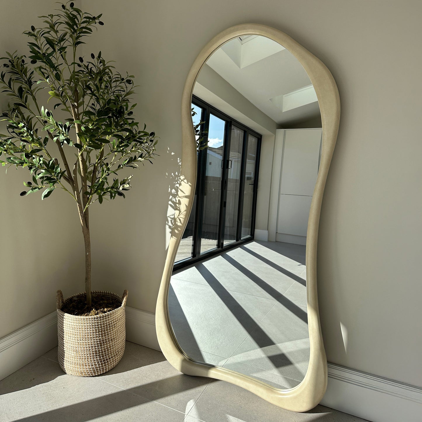 Arcurva - Grand miroir irrégulier en béton pleine longueur 170 cm x 85 cm