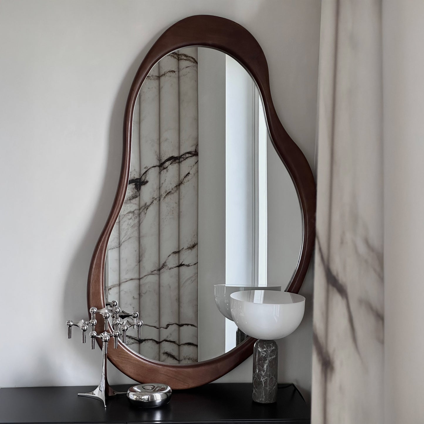Arcurva - Grand Miroir Irrégulier à Cheminée en Bois Foncé 130cm x 80cm