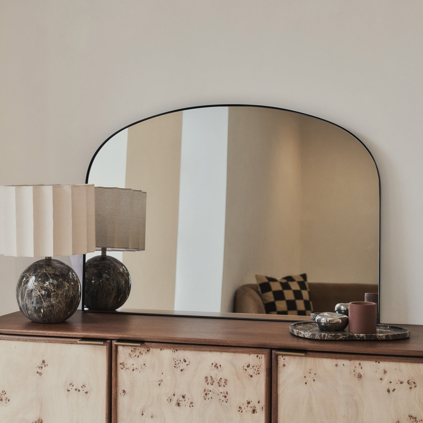 Aria - Miroir Mural Surmontant en Métal Noir 100cm x 70cm