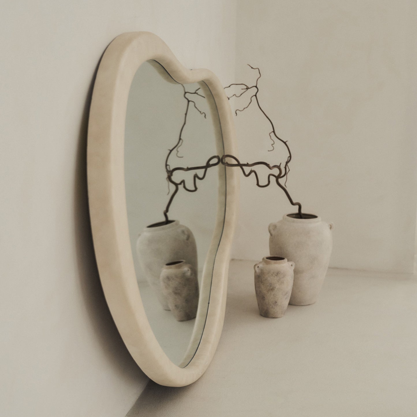 Arcurva - Grand Miroir Irrégulier en Béton pour Surcheminée 130cm x 80cm