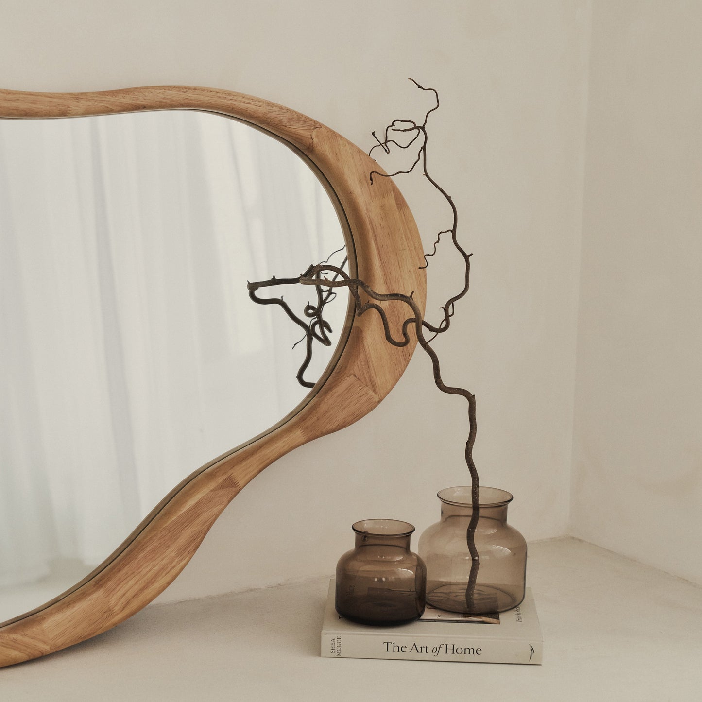 Arcurva - Grand miroir irrégulier en bois clair pour manteau de cheminée 130cm x 80cm