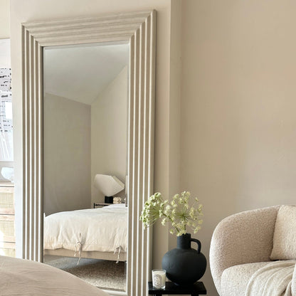 Aurora - Miroir en béton nervuré pleine longueur 180cm x 90cm