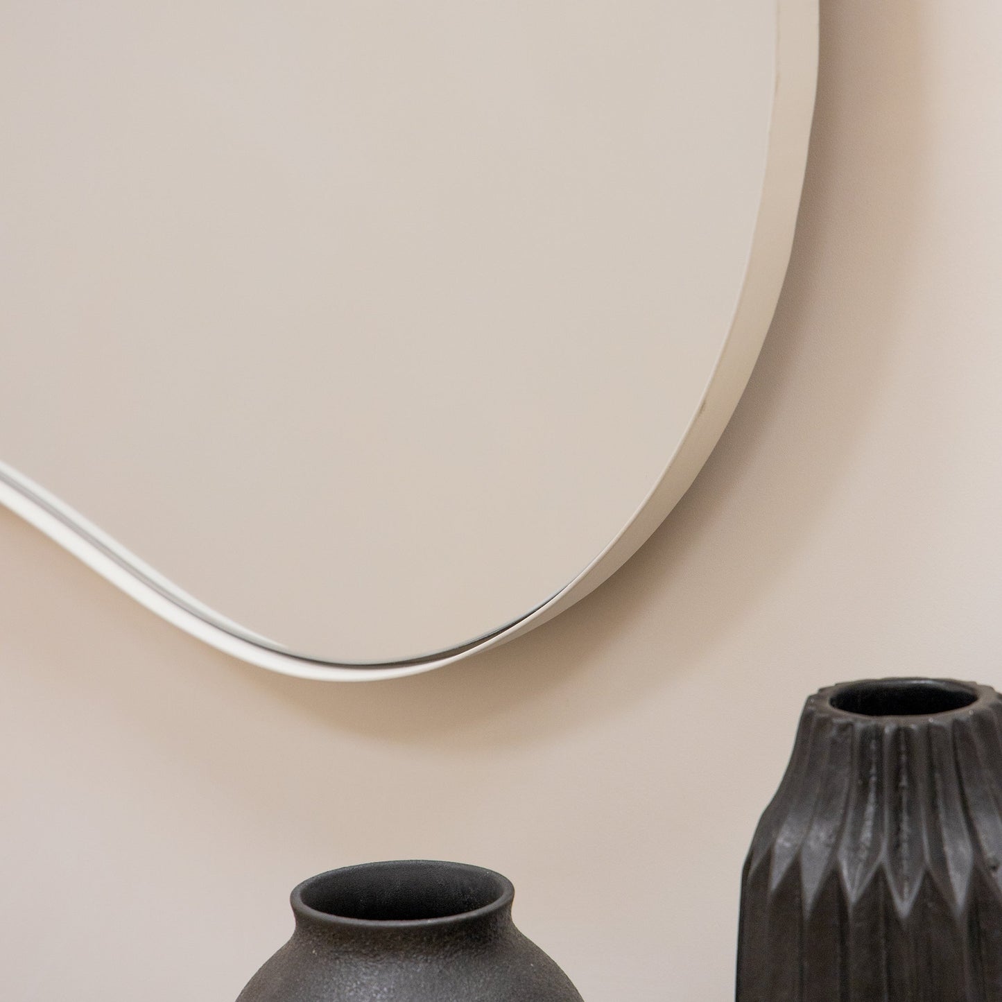 Ava - Miroir irrégulier en forme d'étang écru 100 cm x 70 cm