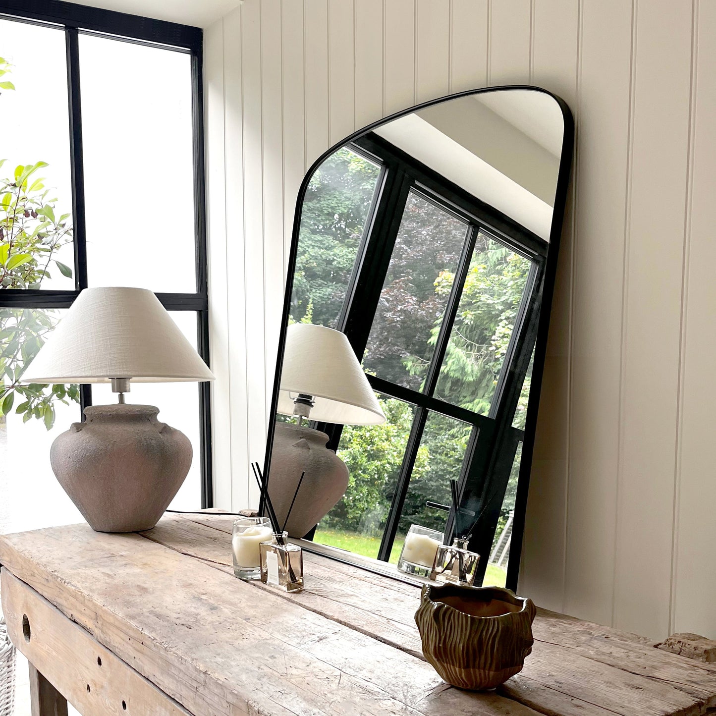 Bowness - Miroir Mural Métallique Contemporain Arqué Noir 90cm x 75cm