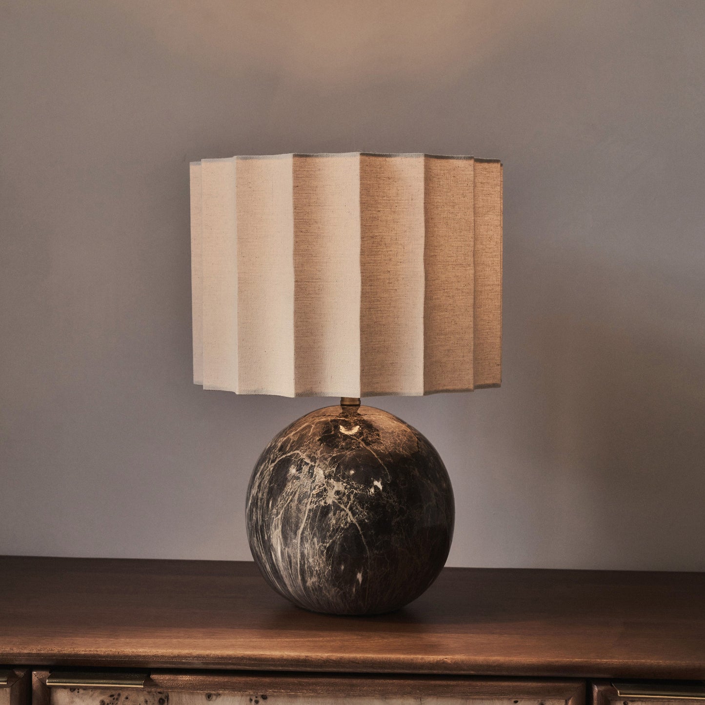 Caia - Lampe de table à abat-jour scallop Dark Emperador