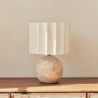 Caia - Lampe de table à abat-jour en travertin festonné