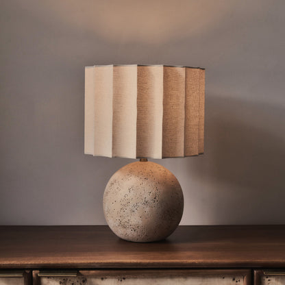 Caia - Lampe de table à abat-jour en travertin festonné
