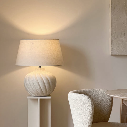 Caprera - Lampe de table avec abat-jour cylindrique en céramique texturée pierre