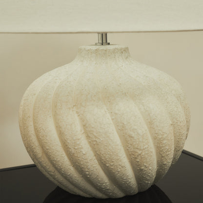 Caprera - Lampe de table avec abat-jour cylindrique en céramique texturée pierre