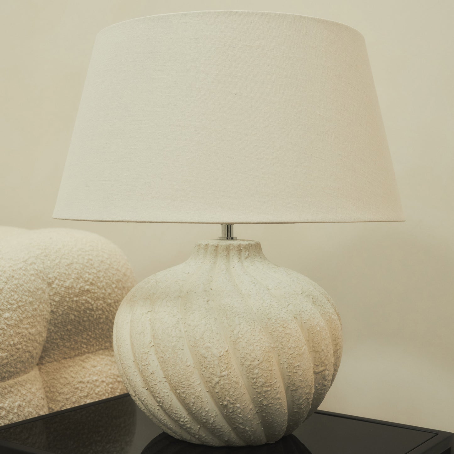 Caprera - Lampe de table avec abat-jour cylindrique en céramique texturée pierre