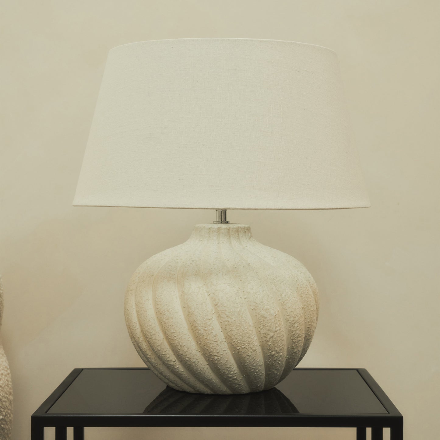 Caprera - Lampe de table avec abat-jour cylindrique en céramique texturée pierre