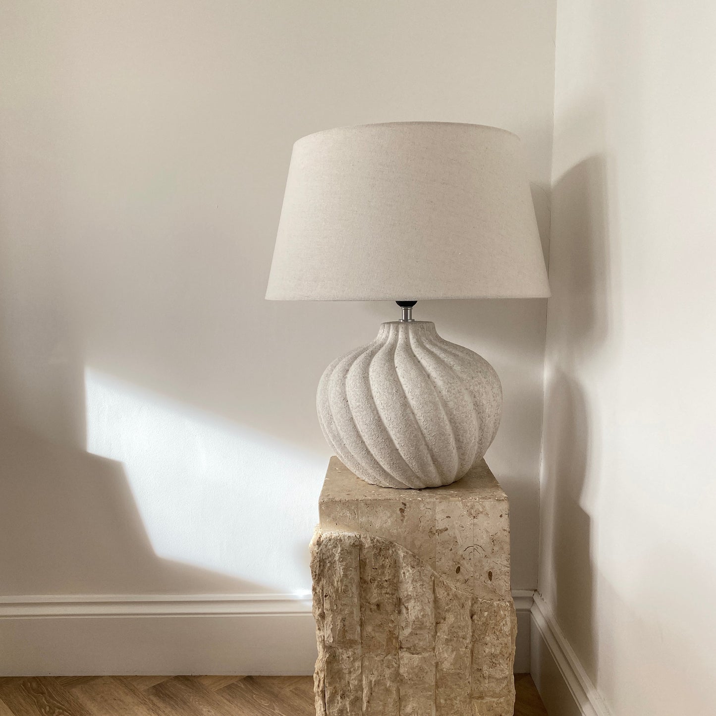 Caprera - Lampe de table avec abat-jour cylindrique en céramique texturée pierre