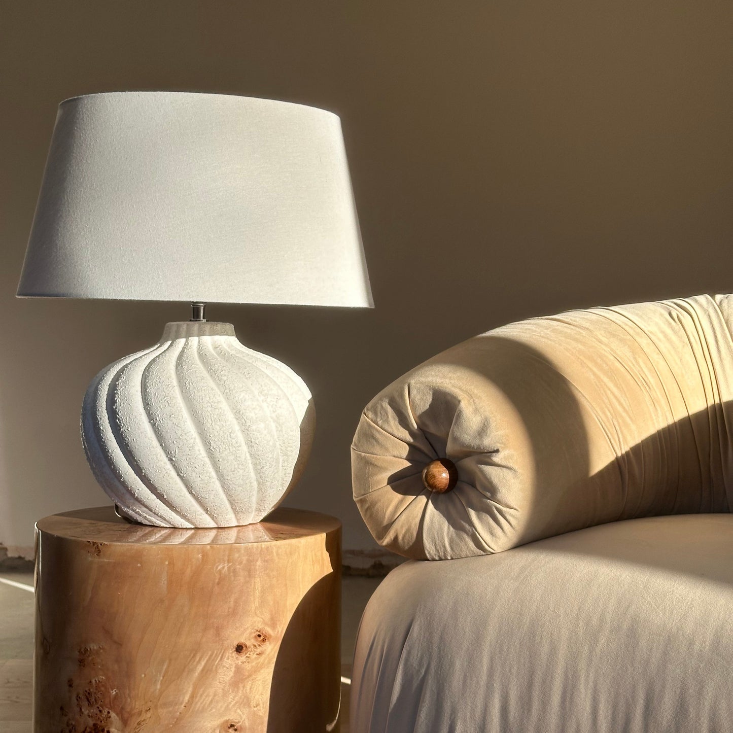 Caprera - Lampe de table avec abat-jour cylindrique en céramique texturée pierre