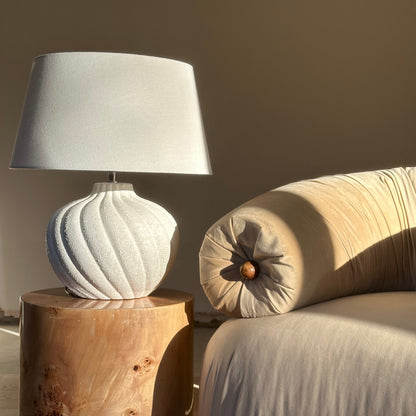 Caprera - Lampe de table avec abat-jour cylindrique en céramique texturée pierre