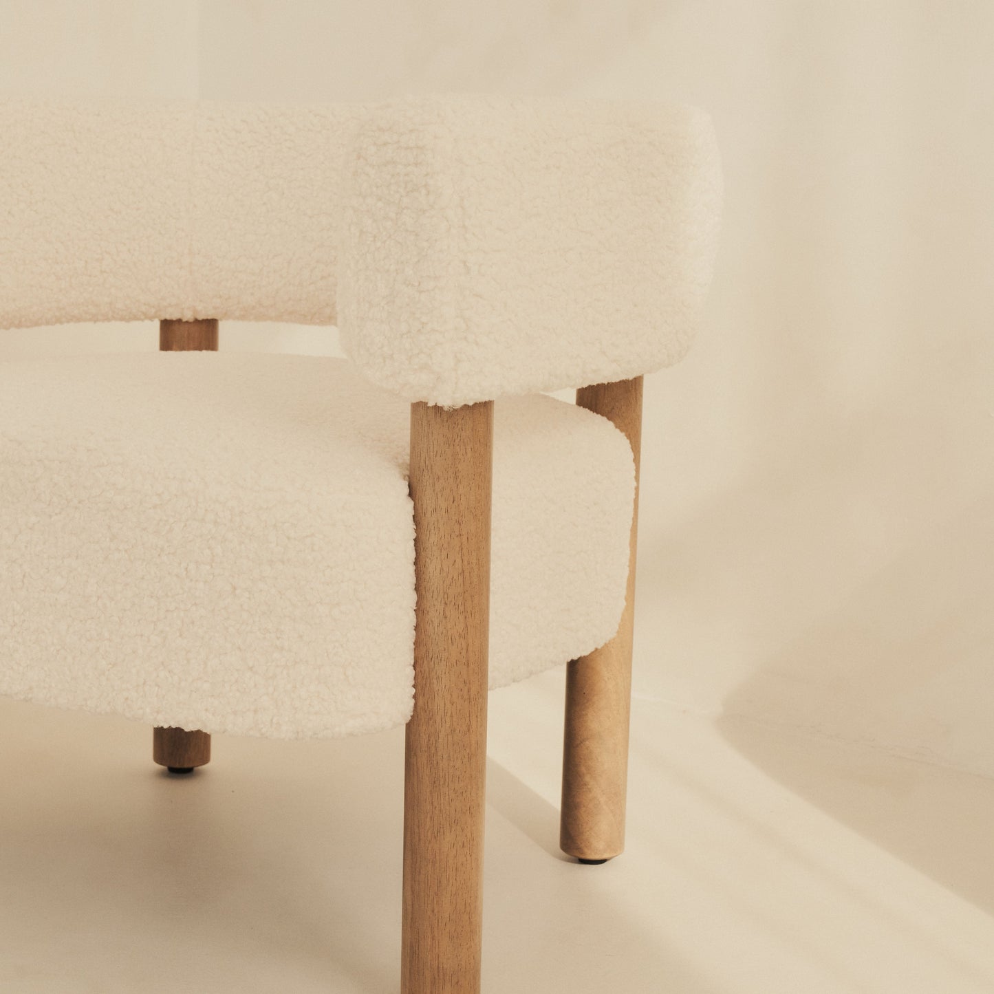 Cara - Fauteuil d'Accent en Bouclé Ivoire et Bois Chaud
