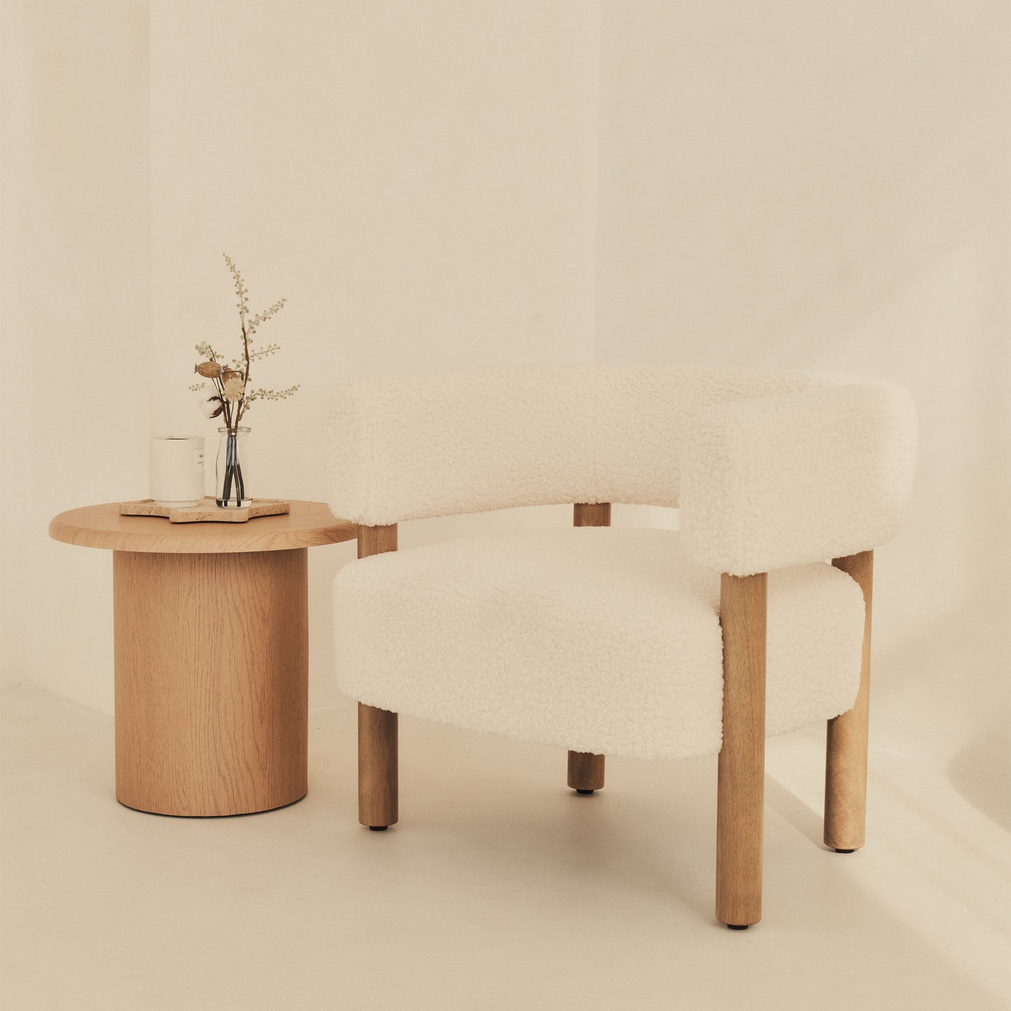 Cara - Fauteuil d'Accent en Bouclé Ivoire et Bois Chaud