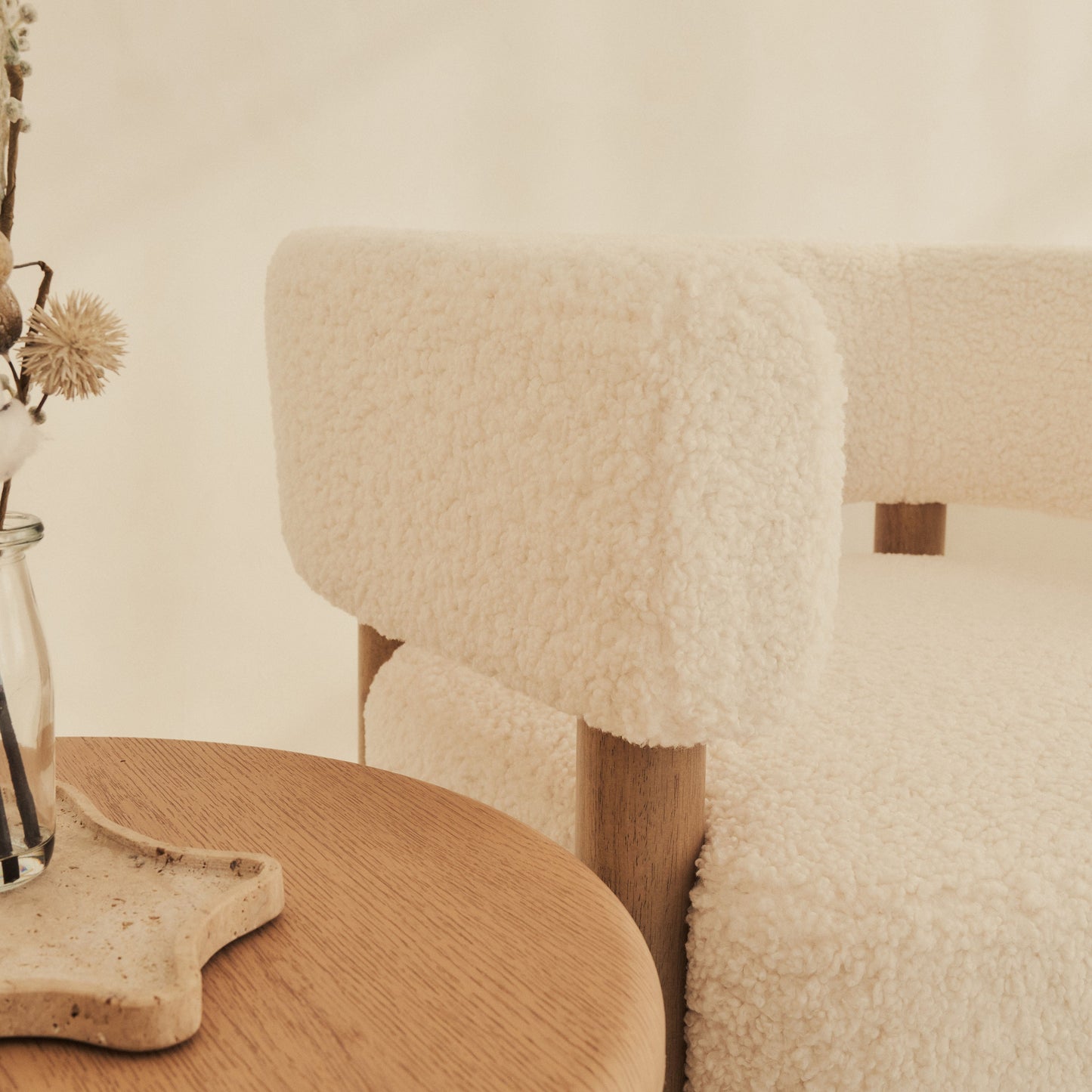 Cara - Fauteuil d'Accent en Bouclé Ivoire et Bois Chaud
