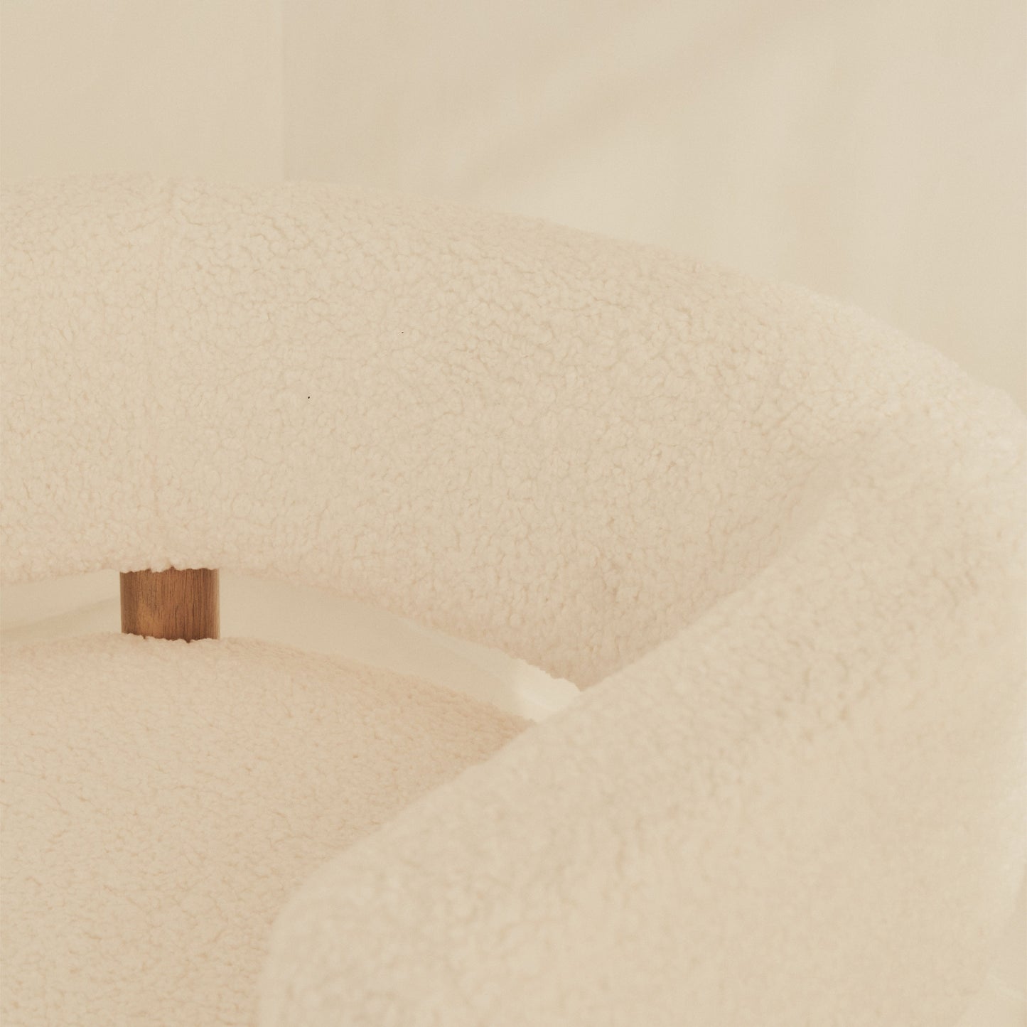 Cara - Fauteuil d'Accent en Bouclé Ivoire et Bois Chaud