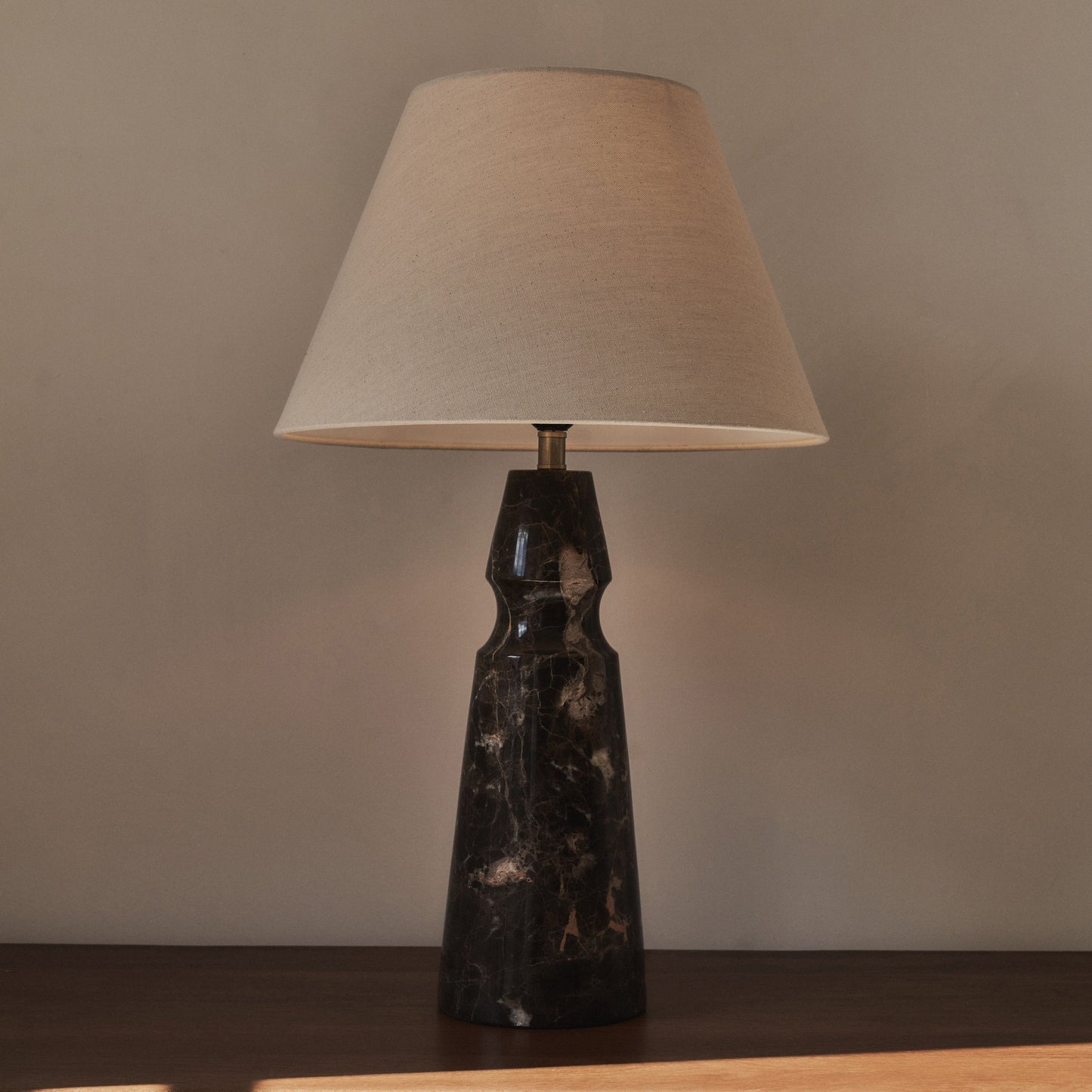 Sienna - Lampe de table avec abat-jour conique Dark Emperador
