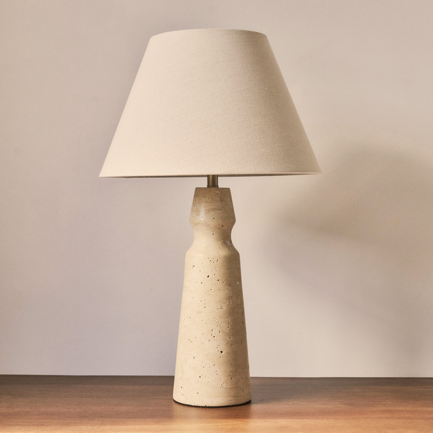 Sienna - Lampe de table à abat-jour conique en travertin